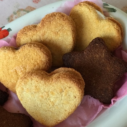 カリッ、ほろっとした食感になりました♡
半分はチョコクッキーに。甘党の主人には物足りないようだったので、チョコクリームやマシュマロを挟んでみました。